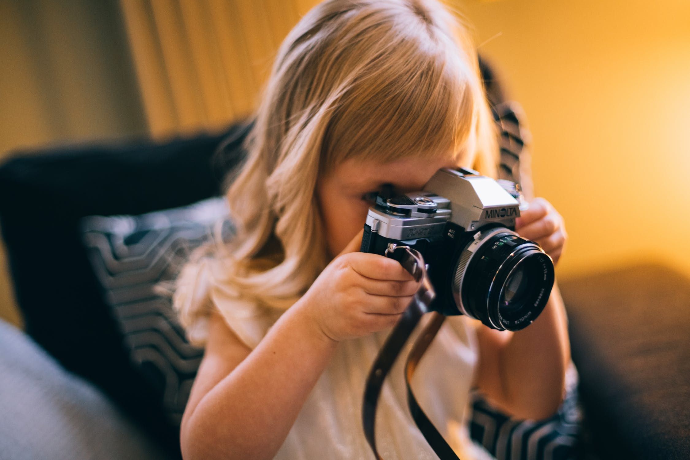 Photographs and the image rights of the minor: Is the consent of both parents necessary?
